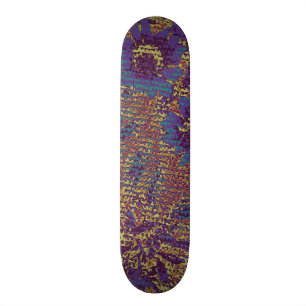 Skate Flores azuis contra o teste padrão da camuflagem