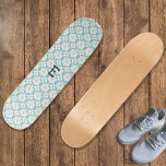 Skate Flores Brancas Bonito Monogramas Florais Patterada<br><div class="desc">Crie um floral com este bonito skate padronizado. Com um design de flores brancas frescas e leves sobre fundo azul pastel,  o skate tem um aspecto retrorreflector da natureza. Personalize o conselho com o seu primeiro monograma,  para um toque final individual.</div>