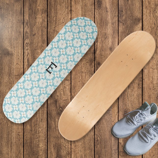 Skate Flores Brancas Bonito Monogramas Florais Patterada (A pretty monogrammed skateboard, with retro pattern of white flowers on light blue)