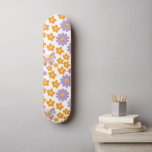 Skate Flores Cudas dos anos 90 Borboletas Moscas Laranja<br><div class="desc">Este skate legal com legal padrão de pop de arte do estilo dos anos 90 daria um presente maravilhoso para alguém,  que adora estilo groovy!</div>