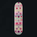 Skate Flores Roxas Rosa Iridescentes Modernas Iridescent<br><div class="desc">Iridescente Moderno Girly Pink Purple Flowers Name apresenta um fundo iridescente colorido moderno com flores rosa e roxas com seu nome personalizado. Personalize editando o texto na caixa de texto fornecida. Elaborado por ©Evco Studio www.zazzle.com/store/evcostudio</div>