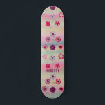 Skate Flores Roxas Rosa Iridescentes Modernas Iridescent<br><div class="desc">Iridescente Moderno Girly Pink Purple Flowers Name apresenta um fundo iridescente colorido moderno com flores rosa e roxas com seu nome personalizado. Personalize editando o texto na caixa de texto fornecida. Elaborado por ©Evco Studio www.zazzle.com/store/evcostudio</div>