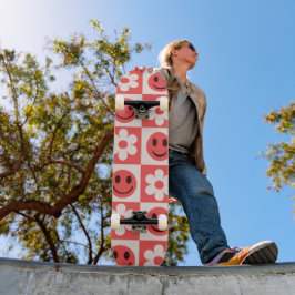 Skate Flores Xadrez e Rostos Felizes Vermelhos