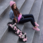 Skate Florim Floral do Flor Rosa Preto<br><div class="desc">A cereja japonesa rosa bonito floresce num fundo negro. Um skate bonito para ela/ para garotas adolescentes.</div>