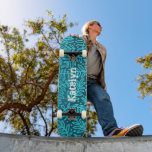 Skate Folha azul turquesa padrão legal padrão ousado<br><div class="desc">Espalhe algum talento nas suas ruas da cidade com este skate personalizado de nome personalizado. A tipografia moderna, moderna, moderna, angustiada branca, assustadora, apresenta uma cor damasco azul-turquesa de folhagem da folha ombre num fundo rico e profundo texturizado. Faz uma declaração legal e na moda sempre que você surf o...</div>