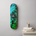 Skate Folha verde-turquesa-ombre, monograma, legal<br><div class="desc">Traga um pouco dos trópicos da selva para as ruas de sua cidade sempre que você usa skate legal, chic, moderno esportes de um monograma escrito à mão sobre um padrão gráfico de folha de palma de vitrizes, azul-lacre aflita, turquesa e verde-ombre gradações a preto. Faz uma declaração divertida e...</div>