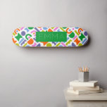 Skate Formas Geométricas Coloridas Painéis Personalizado<br><div class="desc">Uma design colorida e moderna que apresenta formas geométricas. Este design lúdico é inspirado pelo estilo moderno do século médio e pode ser personalizado com um nome,  monograma ou iniciais. As cores incluídas neste padrão de abstrato são: azul,  púrpura,  rosa,  verde,  amarelo,  rosa e laranja sobre um fundo branco.</div>