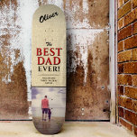 Skate Foto da Tipografia do Melhor Pai Russo<br><div class="desc">O melhor Pai da Rússia em Tipografia Foto do skate com nomes. A tipografia tênue-vermelha e preta está em um fundo robusto. Adicione sua foto favorita e seus nomes na doce mensagem. Este skate personalizado e moderno é um presente perfeito para um pai ou novo papai no Dia do Pai,...</div>