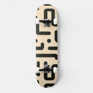 Skate Fragmentos alfabéticos em fundo bege claro