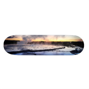Skate Fumo do geyser no por do sol