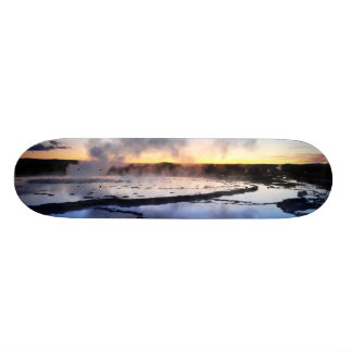 Skate Fumo do geyser no por do sol
