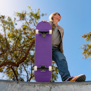 Skate fundo roxo com borda branca