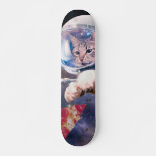 Skate Gato astronauta caçando uma fatia de pizza