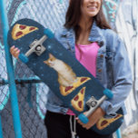 SKATE GATO E PIZZA NO SKATEBOARARD ESPACIAL<br><div class="desc">GATO DIRIGINDO UM SLICE DE PIZZA EM PAINÉIS ESPACIAIS</div>