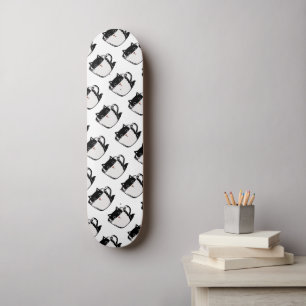 Skate Gato preto com nariz vermelho escondido em um copo