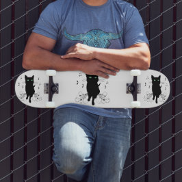 Skate Gato Preto Rodeado por Notas Musicais Sussurrantes
