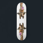Skate Girafa Engraçada e Cartoon de Piscar os olhos<br><div class="desc">Engraçado Girafa Tongue Out and Playful Piscar os olhos - Sorria Desenho de Cartoon Animal - Escolha / adicione seu texto / Fonte / Cor exclusivo - Faça seu presente especial - Redimensionar e mover ou remover e adicionar elementos / imagem com a ferramenta de personalização! - Desenho e Design...</div>