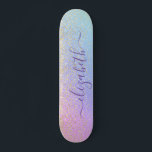 Skate Girly Glitter Dourado Confetti Personalizado Arco-<br><div class="desc">skate feminino personalizado apresentando um confete brilhante de ouro esparso contra um fundo cor-de-rosa,  roxo,  azul e verde pastel unicórnio. Adicione seu primeiro nome em um script roxo de tendência de na moda com alternâncias.</div>