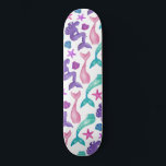 Skate Girly Watercolor Sereids Tales Seashells Patternos<br><div class="desc">Este padrão feminino e artístico é perfeito para a menina amante da sereia. Apresenta verde-lacre pintado à mão, roxo violeta, rosa-pincel-pincel e sereias cor-de-rosa-baga, caudas-sereia e uma variedade de conchas sobre um simples fundo branco. É bonito, fofo, divertido e divertido. Estilize com este padrão pintado à mão feito pela artista...</div>