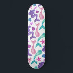Skate Girly Watercolor Sereids Tales Seashells Patternos<br><div class="desc">Este padrão feminino e artístico é perfeito para a menina amante da sereia. Apresenta verde-lacre pintado à mão, roxo violeta, rosa-pincel-pincel e sereias cor-de-rosa-baga, caudas-sereia e uma variedade de conchas sobre um simples fundo branco. É bonito, fofo, divertido e divertido. Estilize com este padrão pintado à mão feito pela artista...</div>