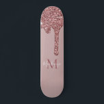Skate Glitter Monograma de Coleta Dourada de Grelha Gela<br><div class="desc">Girly Rosa Dourado Sparkle Glitter Drips Monograma skate com brilho brilhante de cor rosada/rosa de cor-de-rosa e cintilação em um plano de fundo com seu monograma e nome personalizados. Excelente para quem ama o estilo de vida de luxo. Perfeito para sua estética de luxo! Você está pingando no luxo -...</div>