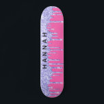 Skate Glitter Roxos Púrpura Personalizados Rosa Quente<br><div class="desc">skate feminino personalizado com brilho púrpura e brilho com fundo rosa quente. Você pode adicionar seu primeiro nome em letras em negrito através da lente.</div>