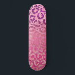 Skate Gradiente de impressão do animal-leopardo-roxa-ros<br><div class="desc">Este padrão chic e glamouroso é perfeito para a moça da moda e na moda. Ele apresenta um gradiente de impressão leopardo brilhante, cor-de-rosa, roxo e cor-de-rosa, em cima da fúchsia, até lilac cheetah impressão ombre. É único, elegante, bonito, feminino e legal. ***NOTA DE DESIGN IMPORTANTE: Para qualquer solicitação de...</div>