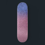 Skate Gradiente de Ombre Cinza Rosa Brilhante Girly Azul<br><div class="desc">Esta elegante, glamourosa, e impressão chic é perfeita para a moça da moda e na moda. Ele apresenta uma falha impressa brilhante brilho azul de cobalto em cor-de-rosa-rosa, em um ombre de tripla rosa claro. É moderno, bonito, feminino, único e legal. ***NOTA DE DESIGN IMPORTANTE: Para qualquer solicitação de design...</div>