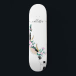 Skate Gráfico de Veados Florais Rosa-Rosa-Cute Artsy<br><div class="desc">Esta ilustração bonita e artística é uma bela representação de um dos animais mais amados da natureza. Apresenta um veado preto desenhado à mão com flores cor-de-rosa, verde-argila e roxas e arranjos de folhas em volta das suas galhadas, coloridos em folha de ouro falso e preto. Ele é colocado sobre...</div>