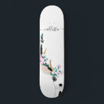 Skate Gráfico de Veados Florais Rosa-Rosa-Cute Artsy<br><div class="desc">Esta ilustração bonita e artística é uma bela representação de um dos animais mais amados da natureza. Apresenta um veado preto desenhado à mão com flores cor-de-rosa, verde-argila e roxas e arranjos de folhas em volta das suas galhadas, coloridos em folha de ouro falso e preto. Ele é colocado sobre...</div>
