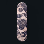 Skate Gráficos Florais Dourados de Rosa Girly Marinho<br><div class="desc">Este elegante e chic design é uma bela representação da arte moderna e cinzenta. Ela apresenta uma falsa impressão brilhante brilhante rosa de ouro esboçada folhas esboçadas e padrão de ilustração floral preenchidos com azul marinho escuro sobre um simples fundo rosa pincelado. É uma design de luxo em forma de...</div>