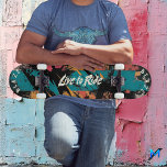 Skate Grafite de Abstrato vibração - Lado a Lado do Mott<br><div class="desc">Este skate apresenta padrões ousados inspirados no grafite em cores vibrantes com o lema "Viver para Andar". Ideal para skatistas com uma borda criativa,  esta design de alta energia combina o estilo de arte urbana com elementos de pop para um olhar único e rebelde.</div>
