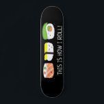 Skate Ilustração de Kawaii É assim que eu rolo Sushi Rol<br><div class="desc">Uma ilustração engraçada e fofa de sushi para este skate. Com as palavras "É assim que eu faço". Estilo Kawaii (fofo) desenhando em preto.</div>