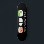 Skate Ilustração de Kawaii É assim que eu rolo Sushi Rol<br><div class="desc">Uma ilustração engraçada e fofa de sushi para este skate. Com as palavras "É assim que eu faço". Estilo Kawaii (fofo) desenhando em preto.</div>