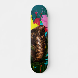 Skate Ilustração Vibrante da Cobra-Rei com Arte de Gotej