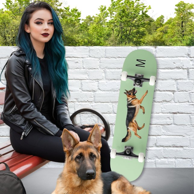 Skate Imagem de Cão german shepherd Verde Monograma (A monogrammed skateboard in light sage green with a picture of a German Shepherd dog)