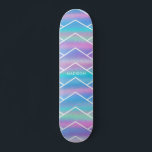 Skate Iridescente Moderna Girly Pink Blue Personalizado<br><div class="desc">Iridescente Moderno Girly Pink Blue Personalizado apresenta um fundo iridescente e colorido moderno,  cor-de-rosa,  roxo e azul,  com seu nome personalizado. Personalize editando o texto na caixa de texto fornecida. Elaborado por ©Evco Studio www.zazzle.com/store/evcostudio</div>