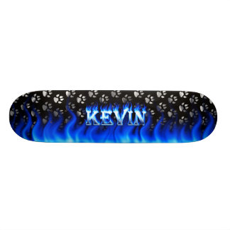 Skate Kevin patinou fogo azul e design de chamas.