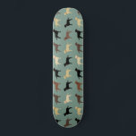 Skate Labrador Retriever Dog Silhouettes Laboratórios de<br><div class="desc">O skate do Labrador Retriever Lover. Padrão de silhuetas com Black Labs,  Yellow Labs,  Chocolate Labs e Fox Red Labradores. Visite o Doodle World de Jenn para ver ainda mais produtos com este design de cães divertidos,  assim como mais presentes temáticos para cães.</div>