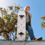 Skate Legal Pink Tropical Flamingo Patterno em Branco<br><div class="desc">Pink Tropical Flamingo Pattern on White Background. O Impressão de pássaro Flamingo Rosa faz um presente excelente para uma festa tropical de verão selvagem.</div>