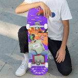 Skate Legal Surreal Funny Único Nome Personalizado<br><div class="desc">Legal Surreal Funny Personalizado Nome Personalizado Único O skate apresenta seu nome personalizado em tipografia moderna em uma divertida colagem de carros, aviões, patos, flores, pássaros e uma pessoa. Personalize editando o texto na caixa de texto fornecida. Dê um presente personalizado, skate personalizado ao seu skate favorito para o Natal,...</div>