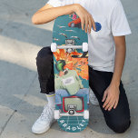 Skate Legal Surreal Funny Único Nome Personalizado<br><div class="desc">Legal Surreal Funny Personalizado Nome Personalizado Único O skate apresenta seu nome personalizado em tipografia moderna em uma divertida colagem de carros, aviões, patos, flores, pássaros e uma pessoa. Personalize editando o texto na caixa de texto fornecida. Dê um presente personalizado, skate personalizado ao seu skate favorito para o Natal,...</div>