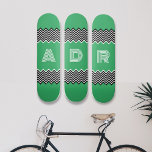 Skate Letra inicial personalizada de 1/4 pol. no skatebo<br><div class="desc">Obtenha este skate ousado com uma carta inicial personalizável. Mostre sua presença no seu grupo! Solicite agora!</div>