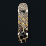 Skate Linda Trendência Leopard Faux Impressão Animal<br><div class="desc">Esta design apresenta uma bela e moderna impressão leopardo com sotaques brilhantes. A impressão falsa em animais de pele está disponível em tons de ouro amarelo, branco, cinza, marrom, preto e creme. A imagem está na moda e moderna, com elementos na moda e artísticos que certamente agradam. É perfeito para...</div>
