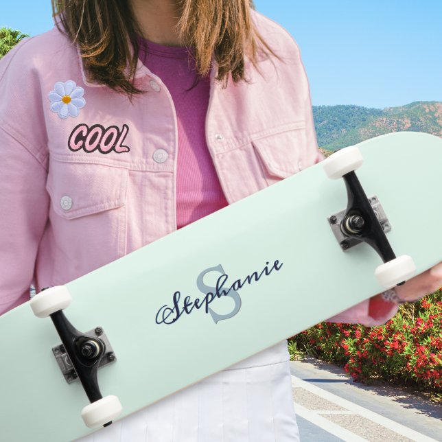 Skate Lindo Verde Claro Elegante Simples Fofo Monogramad (A monogrammed skateboard in cool mint green. The custom name is in an elegant script font.)