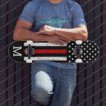 Skate Linha Vermelha fina de Monograma Personalizado por<br><div class="desc">Bordo fino da linha vermelha - bandeira americana em cores de bandeira de bombeiro, design angustiado. Personalize este skate de bombeiros com um monograma inicial. Este andar personalizado de skate de bombeiros é perfeito para bombeiros, bombeiros, bombeiros graduados e presentes de aposentadoria. COPYRIGHT © 2020 Judy Burrows, Black Dog Art...</div>
