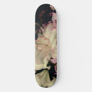 Skate Lírios Brancos em Arte Floral de Fundo Escuro