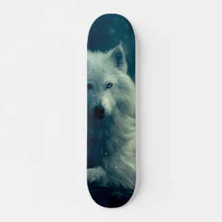 Skate Lobo branco na floresta noturna