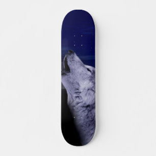 Skate Lobo uivando na lua no mar
