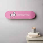Skate Luminosa Cor-de-rosa com Cavalo Branco<br><div class="desc">Cavalo Branco de skate, Rosa, Rosa, Glitter, Glusco Cor-de-Rosa, de skate, Cavalo Branco - personalize o seu. CLIQUE EM PERSONALIZAR OPÇÃO DE MODELO E DIGITAR NOME Nossos skates são tão doces quanto parecem, e um presente delicioso para um aniversário ou um skate Park. Faz uma ideia de presente excelente para...</div>